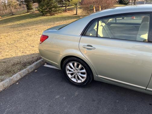 Photo 3 of 28 of 2006 Toyota Avalon XL